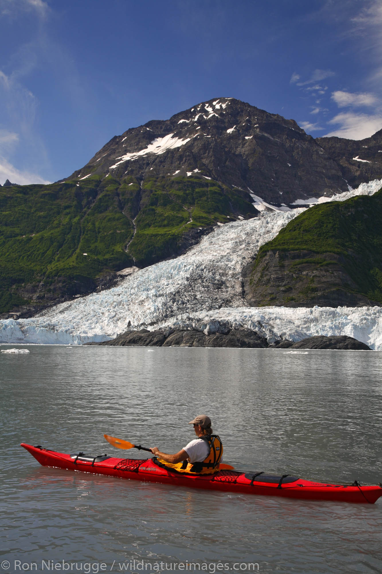 Kayaking by Cascade Glacier (l) and Barry Glacier (r)Harriman Fiord, Prince William Sound, Chugach National Forest, Alaska.