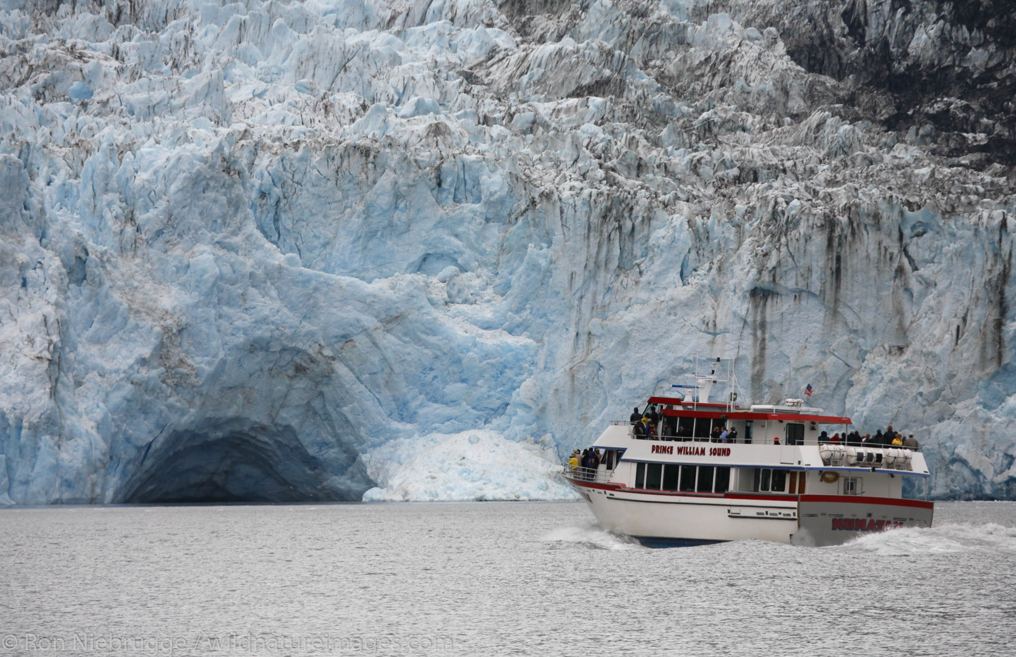 Tour boat at Surprise Glacier, Surprise Inlet, Harriman Fiord, Prince William Sound, Chugach National Forest, Alaska.