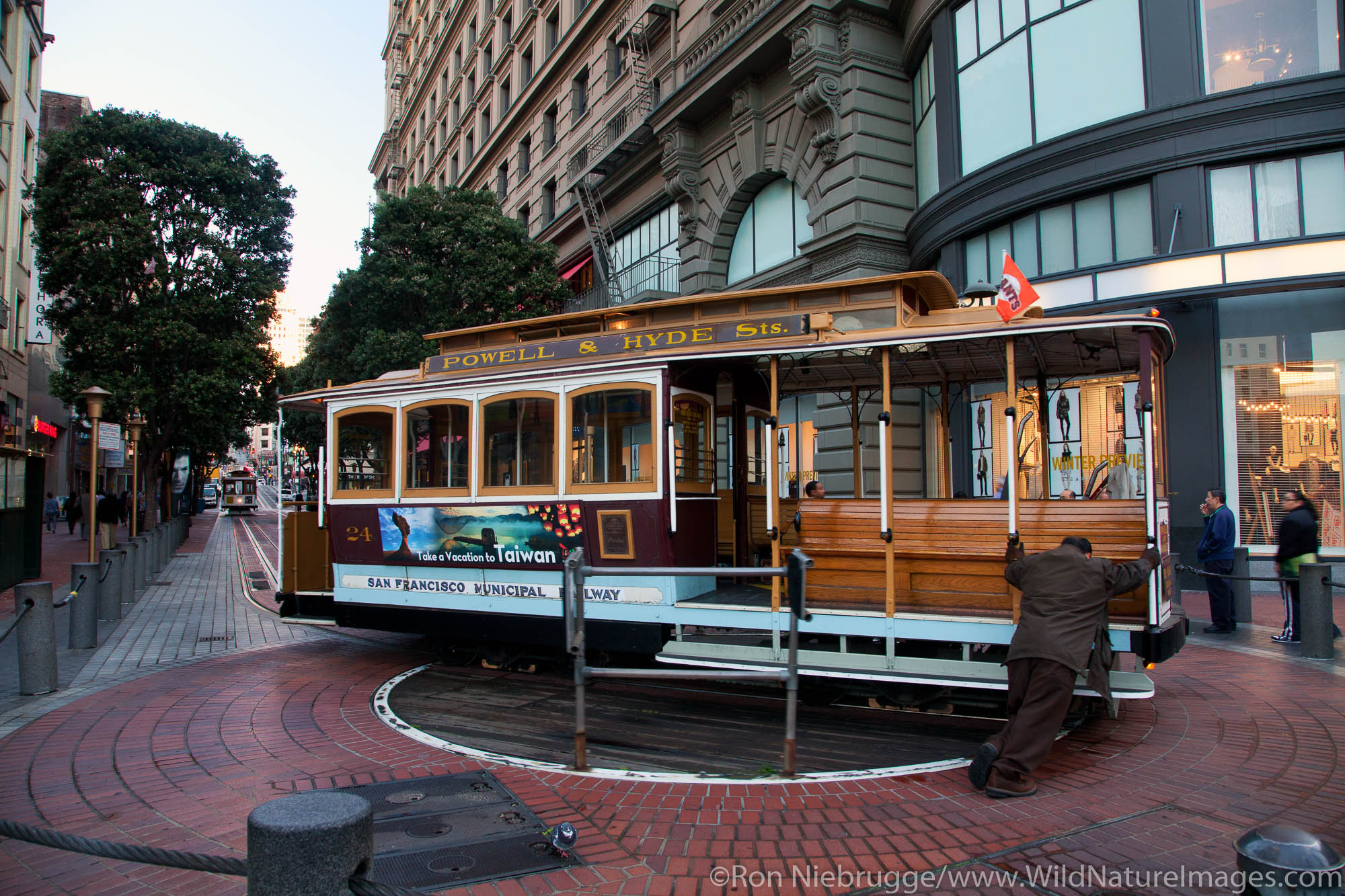 Powell & Hyde Sts cable car, San Francisco, CA