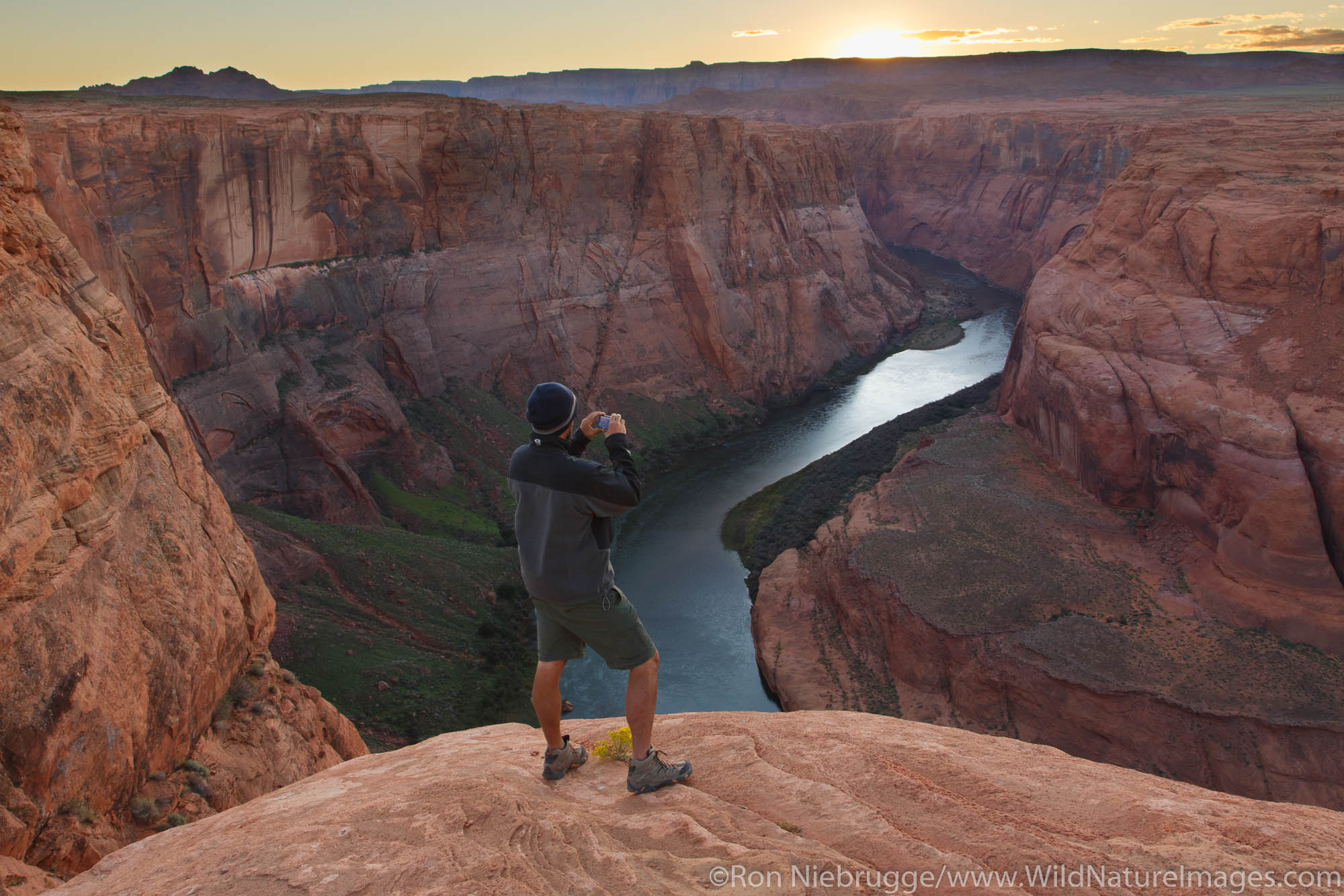 Horseshoe Bend at sunset, Glen Canyon National Recreation Area, Page, Arizona.