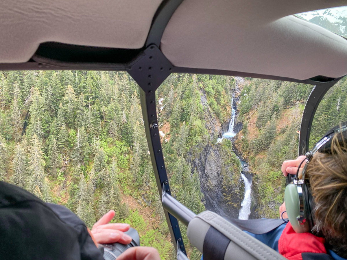 Photographing waterfalls and scenery from the helicopter.